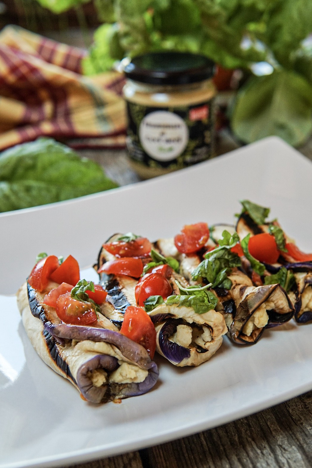 Involtini Di Melanzane E Hummus Di Ceci Neri Basilico Secco