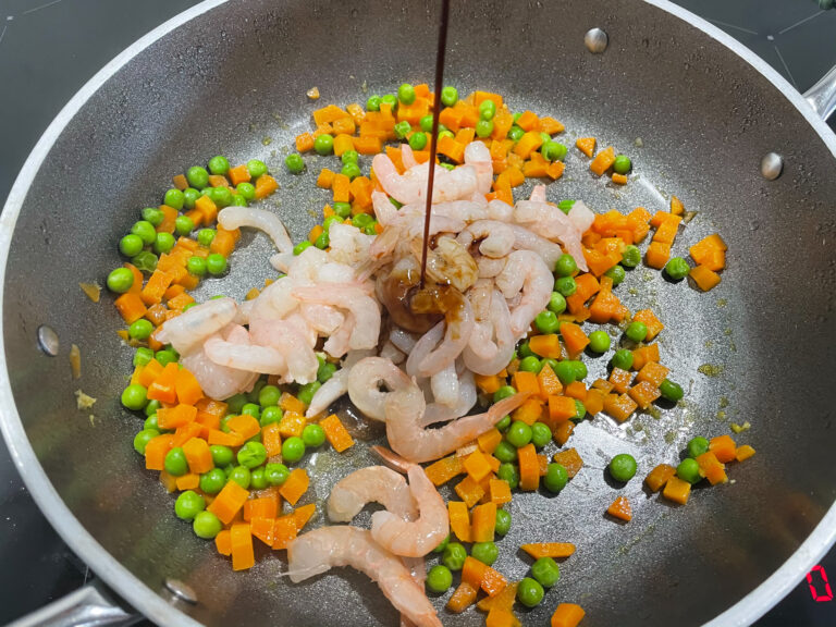 Spaghetti di riso con verdure e gamberi Basilico Secco