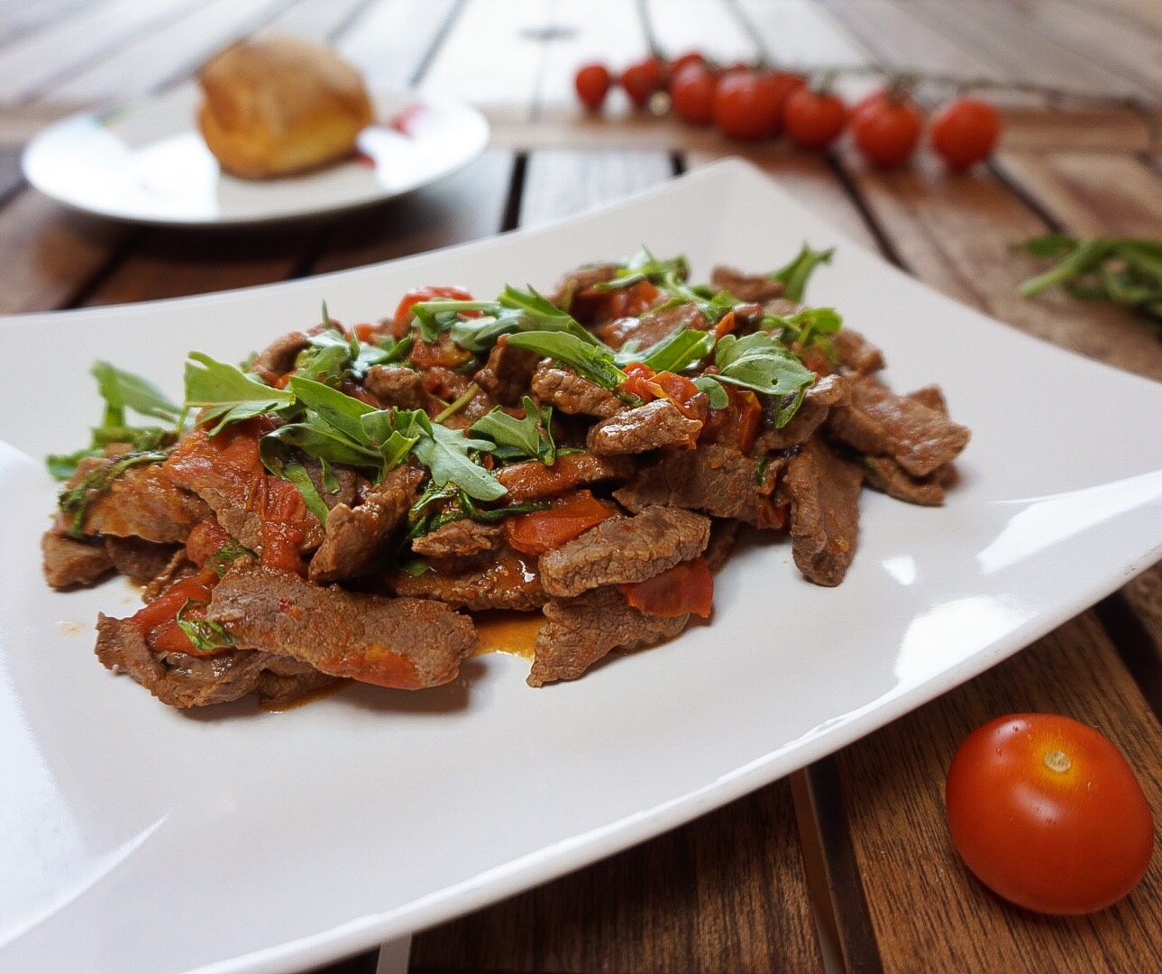 Straccetti Di Manzo Pomodorini E Rucola Basilico Secco