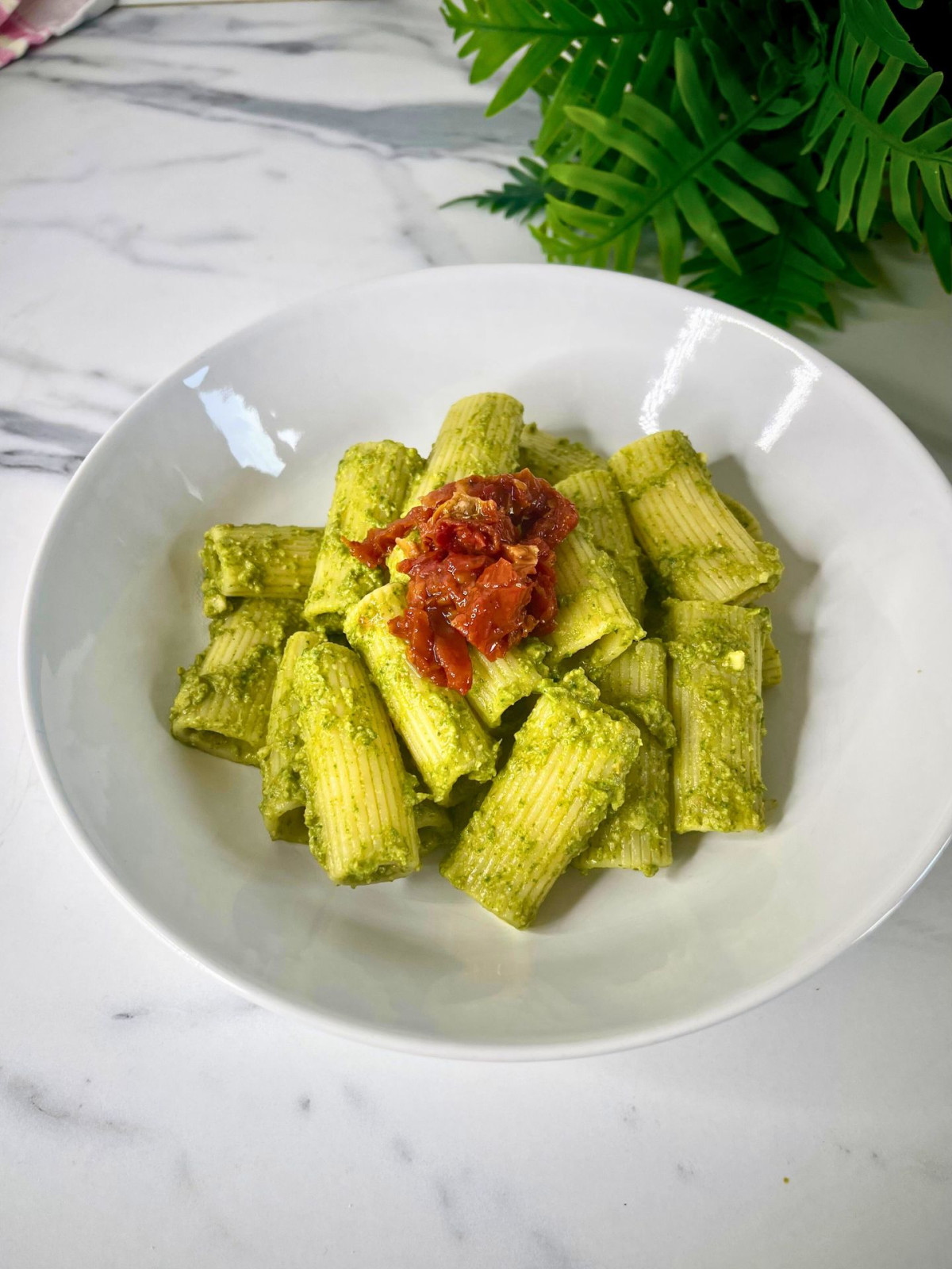 Pasta con pesto di rucola e pomodori secchi