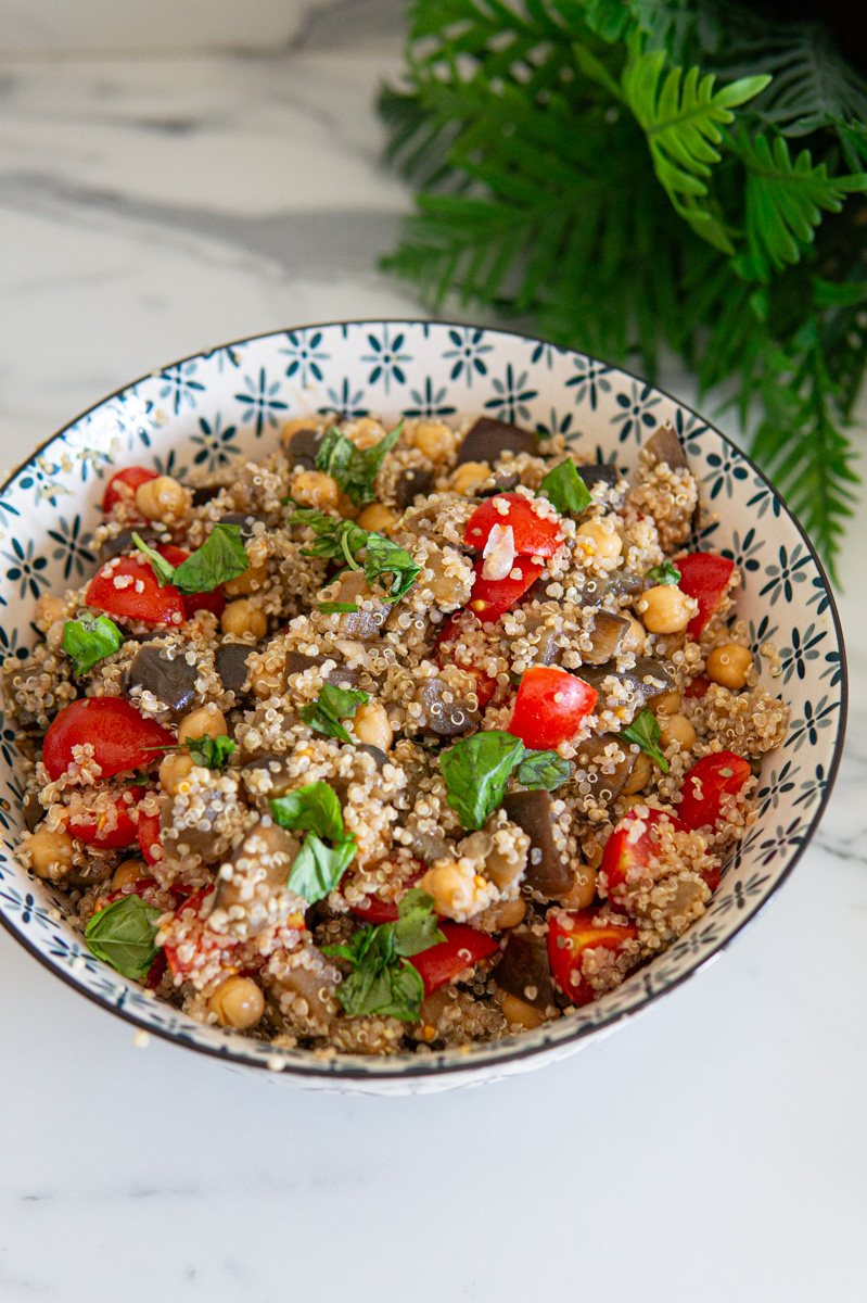 Insalata di quinoa con melanzane e ceci