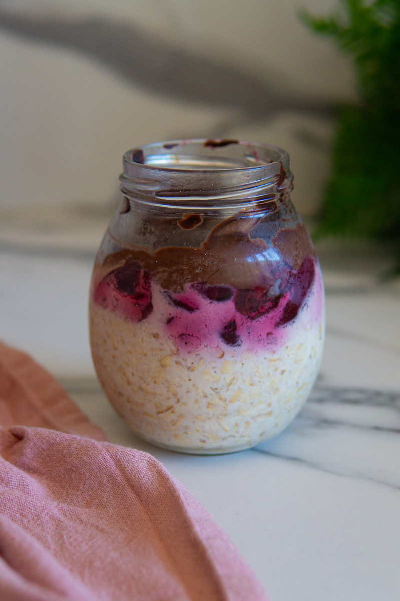 Overnight oats con ciliegie e cioccolato fondente